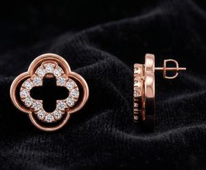 Boucles d'oreilles clous classiques en argent 925, motif fleur, moissanite taille brillant, sertissage griffe, bijoux minimalistes pour femme, mariage et usage quotidien - Product Image 2