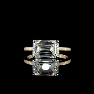 Bague solitaire en diamant de qualité supérieure, certifié IGI, de 3 carats, taille émeraude, en or jaune 18 carats, sertissage horizontal, pour anniversaire ou fête - Product Image 1
