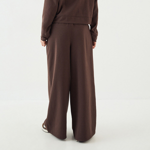 Pantalon de jogging ample marron pour femme en polyester et coton, longueur intégrale, avec logo personnalisé, idéal pour les tenues décontractées. - Product Image 2