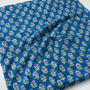 Collection de tissus en coton multicolores avec des imprimés floraux bleus crème et des motifs paisley, textile doux et respirant pour kurti. - Product Image 4