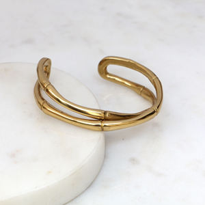 Bracelet manchette en laiton et bambou bio fait main - Jonc ouvert minimaliste doré - Bijou statement croisé empilable pour femme - Product Image 3