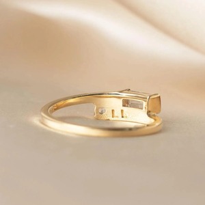 Bague de fiançailles Unique Diamond Dylan avec diamants baguette et ronds coupés latéralement, alliance minimaliste, cadeau pour les mariées - Product Image 5