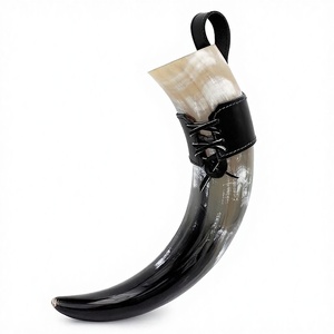 Cuerno Vikingo para Beber de Material Orgánico Natural con Soporte de Cuero de Tacto Real, Diseño Antiguo Tallado, Recuerdo de Cuerno de Vaca - Product Image 1