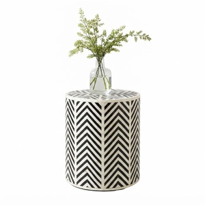 Table de chevet ronde de luxe en os incrusté, fabriquée à la main, avec motif chevron, table d'appoint cylindrique moderne avec 3 tiroirs - Product Image 4