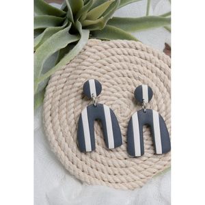 Boucles d'oreilles en résine haut de gamme, élégantes, faites à la main, avec des perles, pour un usage quotidien ou pour les fêtes, durabilité longue durée - Product Image 1