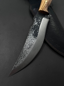 Cuchillo de Caza de Hoja Fija para Camping, Acero Forjado 5160, Borde Parcialmente Serrado, Multifunción, Mango de Madera de Olivo, Funda de Cuero - Product Image 5