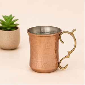 Mug à Moscow Mule en cuivre pur artisanal avec finition martelée antique et poignée décorative en laiton pour bières et cocktails - Product Image 1