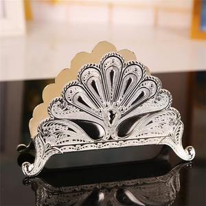 Porte-serviettes en dentelle ajourée avec finition métallique, style classique moderne, design durable fait main pour la maison et la restauration - Product Image 4