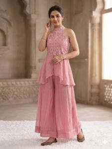 Conjunto de Sharara y Dupatta de Seda de Alta Calidad con Bordados a Mano y Adornos de Moti - Product Image 3