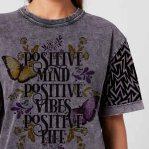 T-shirt vintage gris délavé à l'acide pour femme, coupe slim, épaules tombantes, motif graphique, avec inscription 'Positive Mind Vibes', 100% coton écologique - Product Image 2