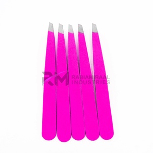 Pinza para cejas RMI Silver Tip personalizada, color rosa oscuro con recubrimiento en polvo y punta angular. - Product Image 1