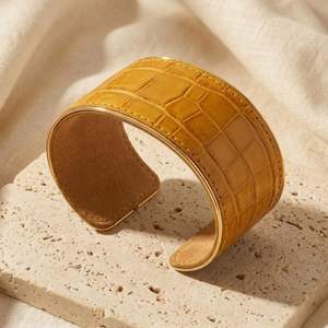 Brazalete de Cuero Ancho con Patrón de Cocodrilo Vintage, Joyería Ajustable - Product Image 2