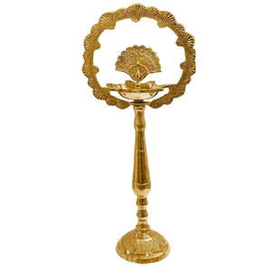 Lampe à huile en laiton sur pied, ornée d'un fini en forme de paon dans une arche circulaire, disponible à prix de gros. - Product Image 1