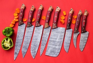 Ensemble de 8 couteaux de chef en acier Damas, forgés à la main, manche en bois de Pakka rouge, embout en bois de rose. - Product Image 1