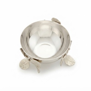 Bol décoratif en métal fait main avec motif feuille, élégant centre de table en acier inoxydable poli argenté pour la décoration de la maison - Product Image 1