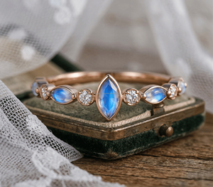Anillo de Dedo de Acero Inoxidable Moderno MW con 12 Piedras de Nacimiento, Piedra Lunar y Circonita Cúbica Dorada, Regalo de Cumpleaños - Product Image 2