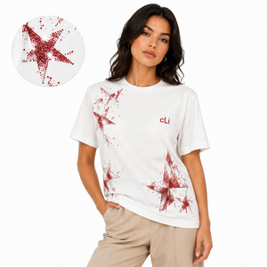 T-shirt tendance rouge à strass pour femme, texture étoilée délavée, personnalisable DTG, style polyvalent, détails glamour d'été, en coton - Product Image 1