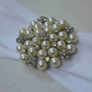 Folio d'invitation de mariage en soie blanche orné de perles de qualité supérieure avec broche en perles, par l'exportateur, à prix abordable - Product Image 4