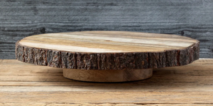 Support à gâteau rond en bois à bord naturel avec pince pour étiquette, plateau rustique en écorce d'arbre pour événements - Product Image 5