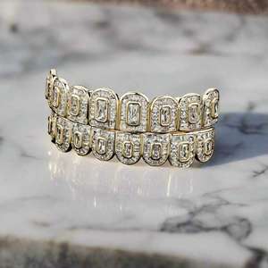 Ensemble de grillz en or jaune 14 carats avec diamants baguette |   Grill dentaire personnalisé pour dents supérieures et inférieures, style Iced Out - Product Image 1