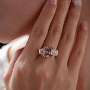 Anillo de Oro Amarillo Sólido de 14K con Diamante Cultivado en Laboratorio de 7 Quilates, Color Marrón Elegante, para Mujer, Corte Asscher de Lujo, Doble Garra, Tres Piedras, Forma Trapezoidal - Product Image 1