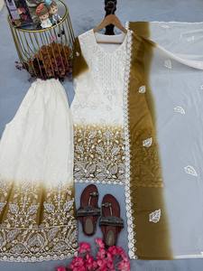 Ensemble de costume plazzo en georgette riche et lourde, bicolore, avec broderie de designer et manches ornées de diamants Jarkhan, traditionnel pour femme - Product Image 4