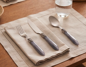Ensemble de couverts en métal de style vintage avec manches ornées, couteau, fourchette, cuillère, passe au lave-vaisselle, finition argentée pour la maison et la salle à manger - Product Image 4
