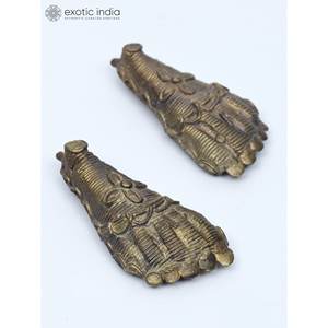 Escultura pequeña de Devi's Charan hecha a mano de 2 pulgadas en latón hecha en India - Product Image 4