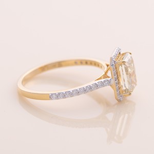 Bague de fiançailles en or 18 carats avec halo de diamants jaunes taille radiant certifiés IGI, plaquée rhodium tendance - Product Image 5