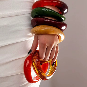 Brazalete de Resina Hecho a Mano con un Tono de Color Único, Brazalete de Joyería Clásica de la Mejor Calidad para Mujeres y Chicas Bonitas - Product Image 1