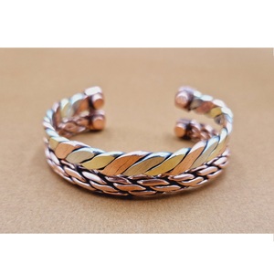 Bracelet magnétique artisanal en métaux mélangés pour le bien-être, bracelet magnétique thérapeutique avec design tressé - Product Image 1
