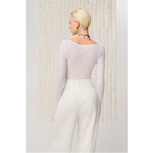 Blouses élégantes pour femmes à faible MOQ, hauts sculptés à col bateau, manches longues, ODM, fabriqués au Vietnam - Product Image 4