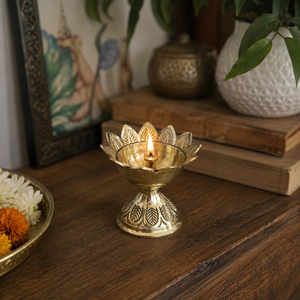 Lampe à huile traditionnelle en laiton avec motif de lotus gravé pour les cérémonies religieuses, décorations de Diwali, lumière de temple Deepam - Product Image 4