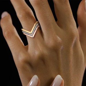 Bague en diamant Chevron à trois tons - Product Image 2
