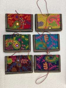 Carnet en soie de sari brodé à la main, écologique, en tissu recyclé, pour cadeaux, papeterie et journaux bohèmes. - Product Image 2