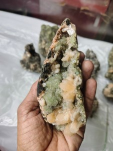 Espécimen Mineral de Heulandita Verde Natural y Hermosa, Formación de Geoda Irregular de Maharashtra - Product Image 3
