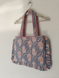 Sac à bandoulière matelassé pour ordinateur portable Shree Balajee modèle T-1 à imprimé tigre avec volants, fabriqué en Inde pour femmes - Product Image 4