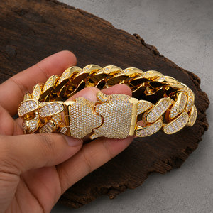 Pulsera Unisex de Plata 925 Chapada en Oro con Eslabones Cubanos Miami y Cierre de Moissanita Redonda y Baguette de Pragalbh Jewels - Product Image 2