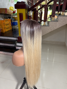 Perruque longue et droite ombrée blonde avec racines foncées et raie au milieu pour femme - Product Image 3