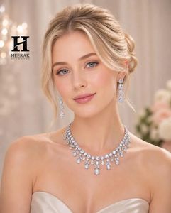 Parure de bijoux de mariage personnalisée en or blanc 18 carats avec diamant de laboratoire taille poire, collier ras-du-cou à franges et collier chandelier halo - Product Image 1