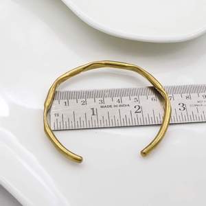 Bracelet manchette en laiton plaqué or, design ouvert classique, bijoux unisexe réglables - Product Image 5