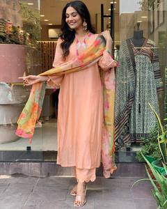 Conjunto de Kurti de rayón color melocotón para mujer, muy solicitado, con pantalón de rayón y dupatta de seda Tebby, ideal para festivales y uso en la oficina. - Product Image 3