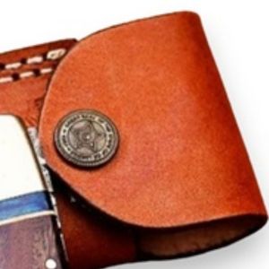 Couteaux pliants d'extérieur faits à la main avec lame à motif Damas, manche en bois, clip de poche, étui en cuir et tige d'affûtage pour le camping - Product Image 5