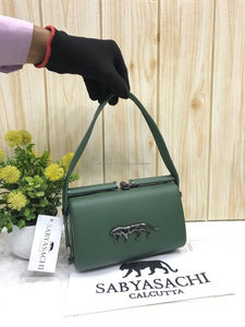 Bolso de Mano Clásico Hecho a Mano Sabyasaachi con Tela Acrílica Brillante y Cierre Magnético, Imprescindible para el Día de la Boda - Product Image 6