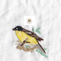 Breloque oiseau jaune, broderie vive qui illumine les occasions festives.