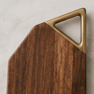 Tabla de Cortar de Cocina de Madera de Mango con Acabado de Nogal Sostenible, Plato Asimétrico Artesanal con Agarre Triangular de Latón - Product Image 5