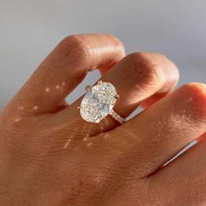 Anillo de compromiso con diamante ovalado cultivado en laboratorio de 6.00 CT con halo oculto y banda pavé – Certificado por IGI - Product Image 1