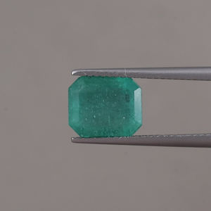 Esmeralda Verde Natural Certificada por IGI, Corte Octogonal de 3.75 Quilates, 9.5x8mm, Tallada a Mano, Pulida, Encerada/Aceitada, Excelente Brillo - Product Image 1