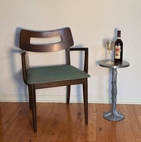 Table de bar sur pieds avec base conique haute et plateau surélevé, design compact, construction robuste, idéale pour les espaces de vie contemporains