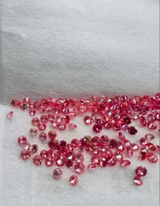 เพชรเม็ดเดี่ยวทรงบริลเลียนต์สีชมพูเข้มแฟนซี CVD ผลิตในห้องปฏิบัติการ ขนาด 1.60-1.70 มม. ความสะอาดระดับ VS1-VS2 สำหรับตกแต่งนาฬิกา แหล่งกำเนิดมหาราษฏระ - Product Image 6
